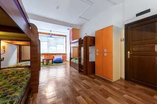 Гостиница Хостел FunKey Hostel Новосибирск Койко-место в 8-местном номере (общие удобства)-2